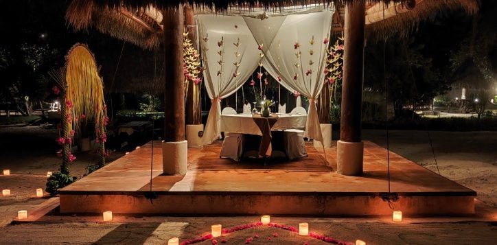 romantic-dining-at-the-beach